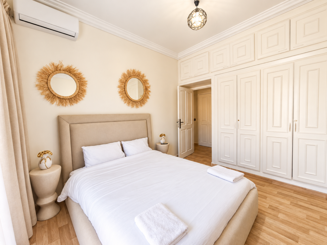 chambre moderne beige et chaleureuse