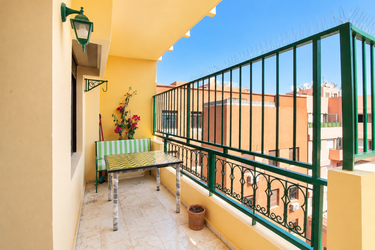 balcon méditerranéen fleuri et ensoleillé