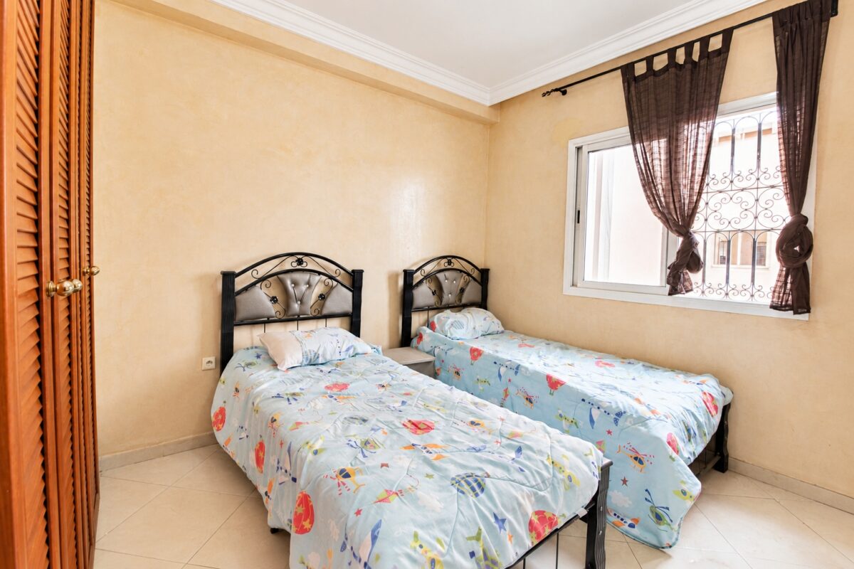 chambre d’enfants lumineuse aux lits jumeaux