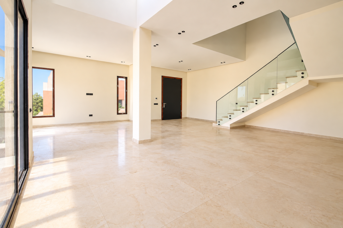 intérieur moderne lumineux avec escalier vitré