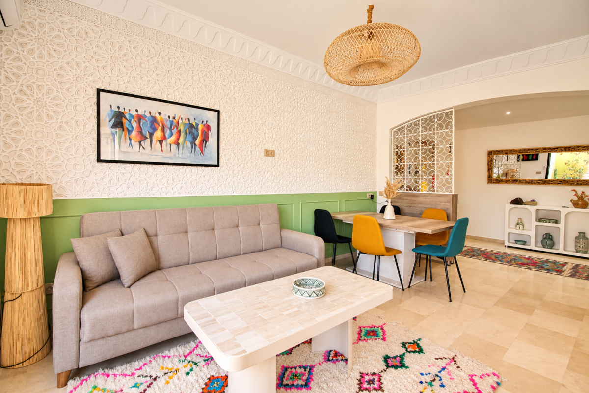salon bohème marocain aux accents colorés