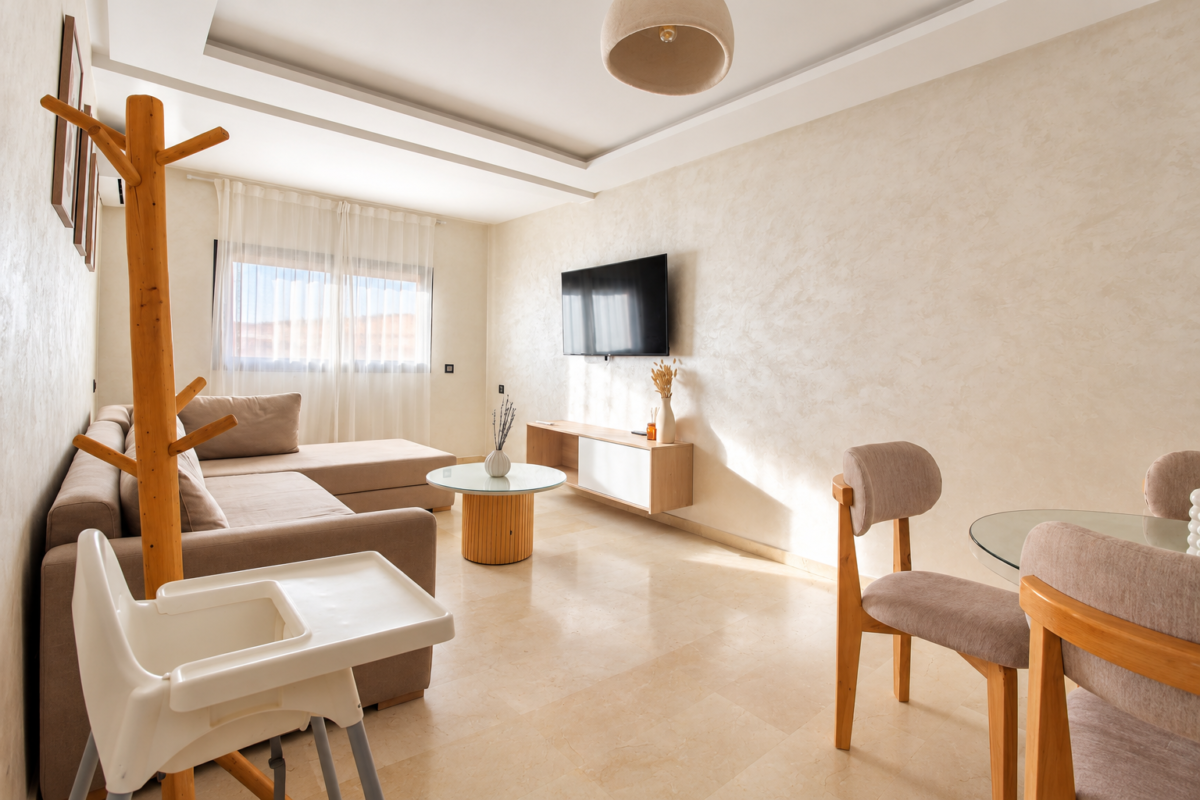 salon moderne aux teintes chaleureuses