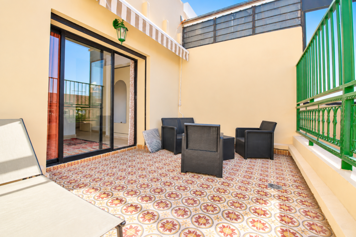 terrasse marocaine ensoleillée avec mobilier tressé